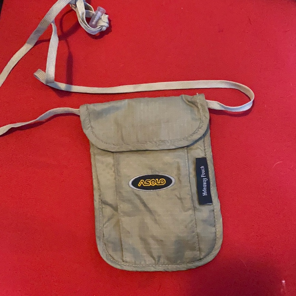 Asolo hide away pouch